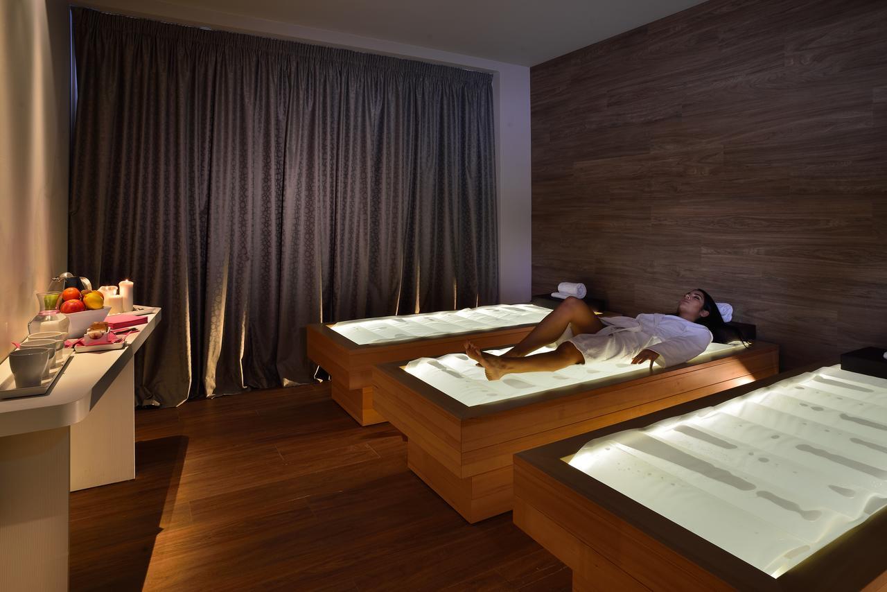 Embassy Hotel & Spa Cattolica Esterno foto