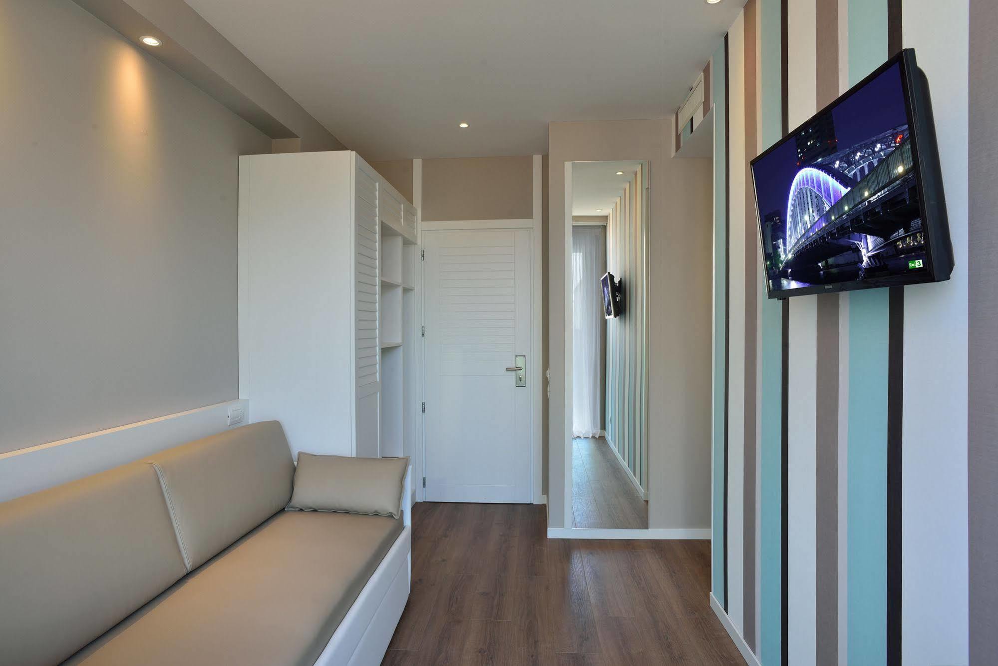 Embassy Hotel & Spa Cattolica Esterno foto
