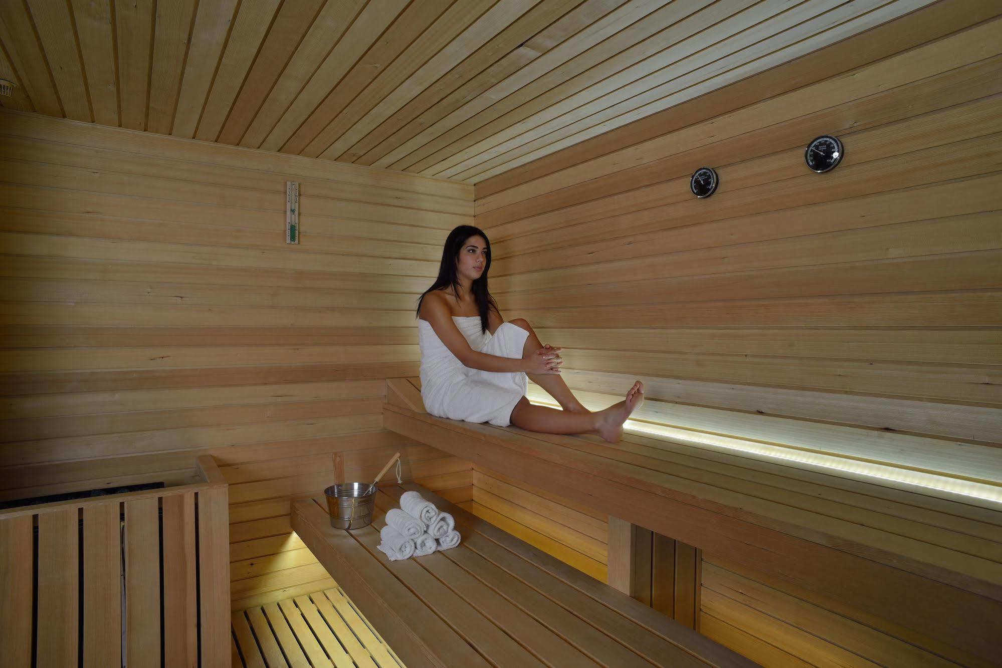 Embassy Hotel & Spa Cattolica Esterno foto
